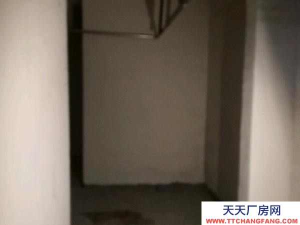 宜春市高安物資倉(cāng)庫(kù) 地下儲(chǔ)藏間，小車進(jìn)出很方便