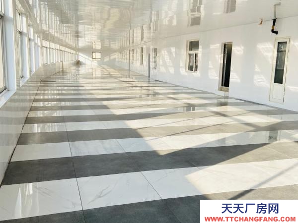 普蘭店花兒山臨街二樓850平方米，全新裝修，出租。