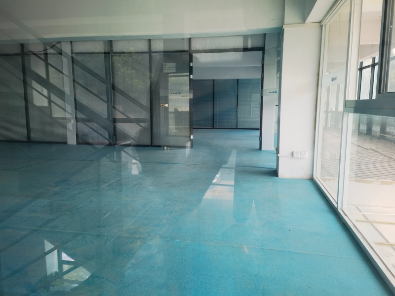 松江車墩二樓小面積辦公場地明亮有隔層