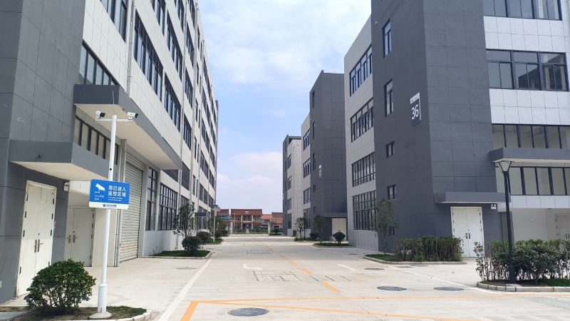 單層磚混結(jié)構(gòu)廠房 12米層高 跨度24米 獨(dú)門獨(dú)院 送院子非中介,甲方一手房源,歡迎各企業(yè)蒞臨項(xiàng)目參觀考察!!! 南通(海安)萬洋眾創(chuàng)城位于南通海安市東部片區(qū)核心區(qū)塊李堡鎮(zhèn),由制造業(yè)集聚平臺運(yùn)營商,中