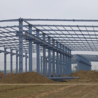 東莞市橋頭鎮(zhèn)東江10000平方單層廠房倉(cāng)庫(kù)出租 ①單一層鋼架廠房2棟5000平方米 ②單一層鋼架廠房2棟4000平方米 ③單一層鋼架廠房1棟1000平方米 ④員工宿舍框架一棟5層2000平方 ⑤辦公樓