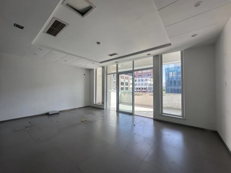 成都龍泉工業園區+595㎡直播場地出租+12間辦公室+配套齊全有房補