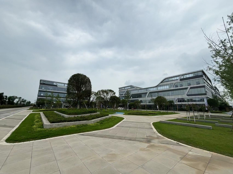 可噴漆噴塑,可辦證,可分租 目前園區(qū)招商行業(yè)不限種類可以辦理入園—可以噴漆噴塑 個別企業(yè)可以申請補貼 廠房都是全新亮相水電氣齊全,交通方便,8條車道。 獨門獨院,獨門獨棟各種戶型均有、50年產(chǎn)權(quán)可以分