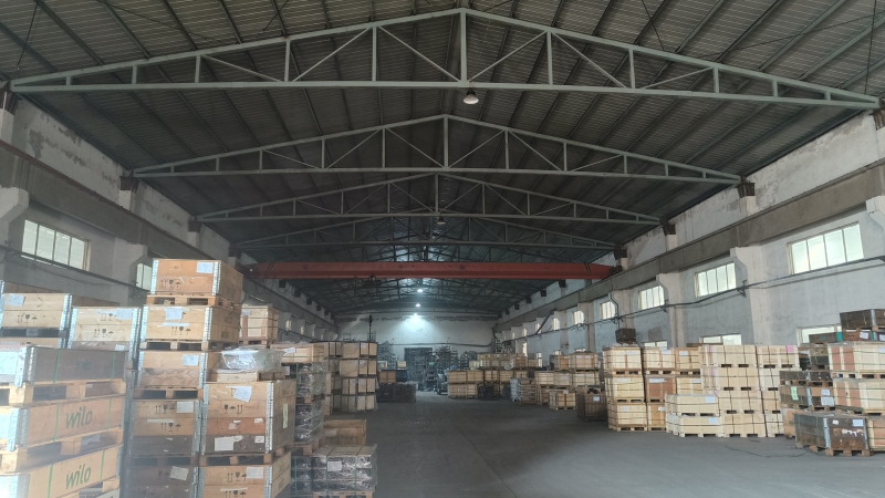 西青王穩(wěn)莊工業(yè)園  總面積3400平 有辦公區(qū) 兩臺(tái)天車